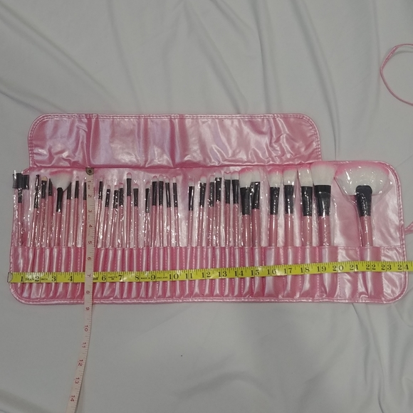 New, sealed professional 32 piece cosmetic makeup brush set w/pink roll tie case - Picture 3 of 6
